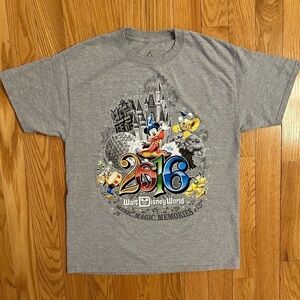 Disneyland Resort Walt Disney World Music Magic Memories 2016 graphic T-shirt L
